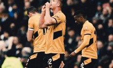 九游体育官网-包含沙尔克主场一球小胜，高喊胜利狂欢之声的词条