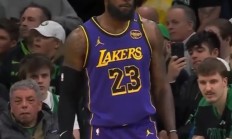 九游体育在线-湖人大胜篮网，詹姆斯砍下30+10