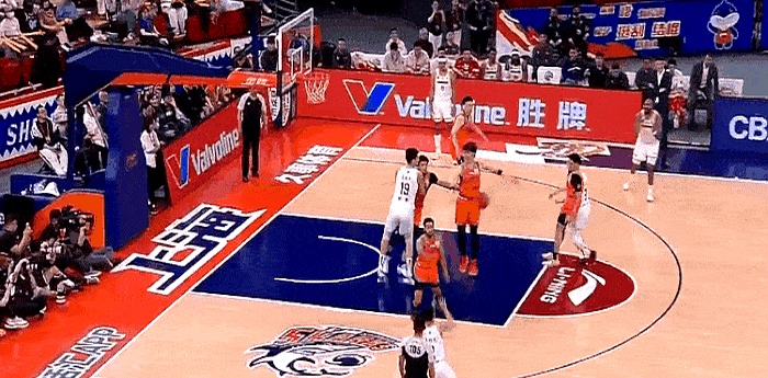 关键时刻某球队打败对手夺取胜利