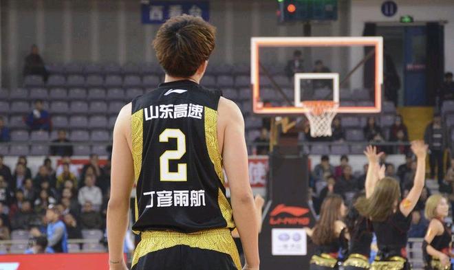 包含“小丁”砍下关键三分，领衔新疆晋级总决赛的词条