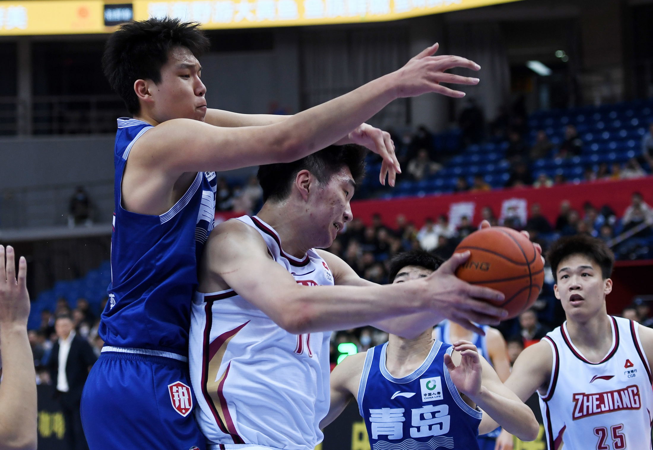 青岛男篮年轻后卫崭露头角，助队取胜的简单介绍